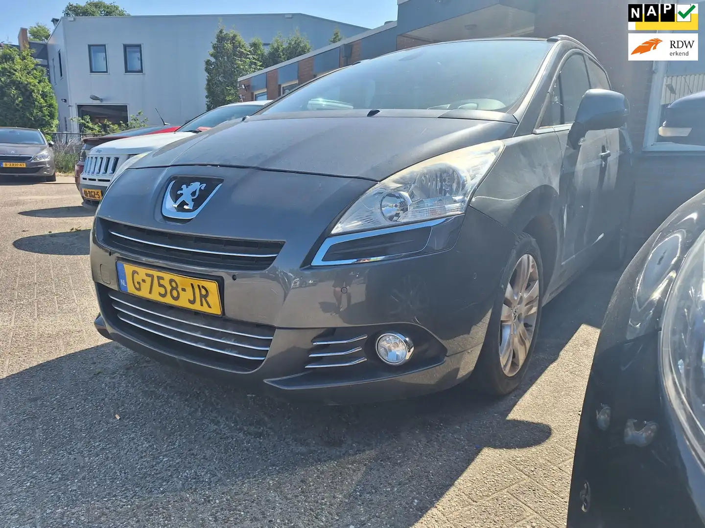 Peugeot 5008 1.6 THP Allure 5p. (motor is defect) Grijs - 1