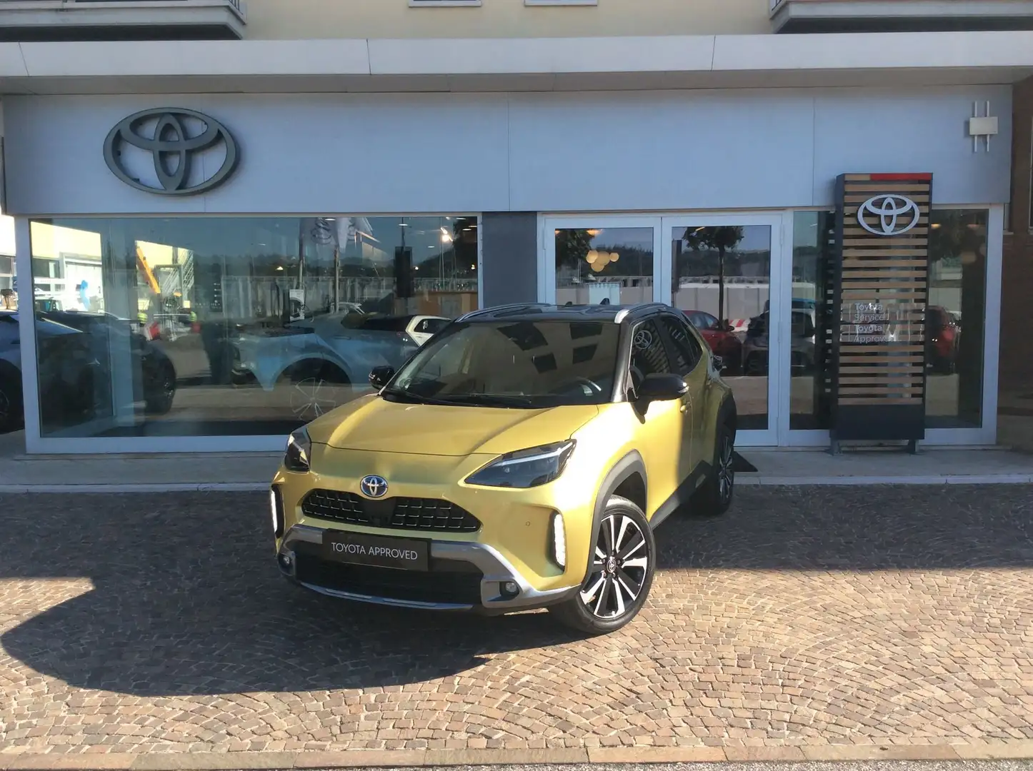 Toyota Yaris Cross Yaris Cross 1.5 Hybrid 5p. E-CVT AWD-i Premiere Jaune - 1
