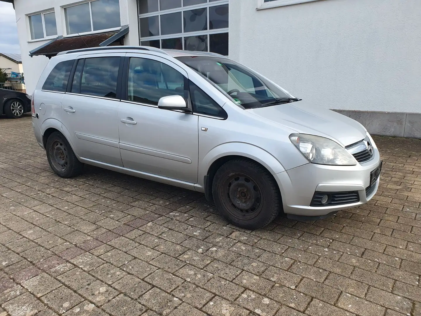 Opel Zafira B Edition MOTOR LÄUFT AUF 3 ZYLINDER!!! Argent - 1