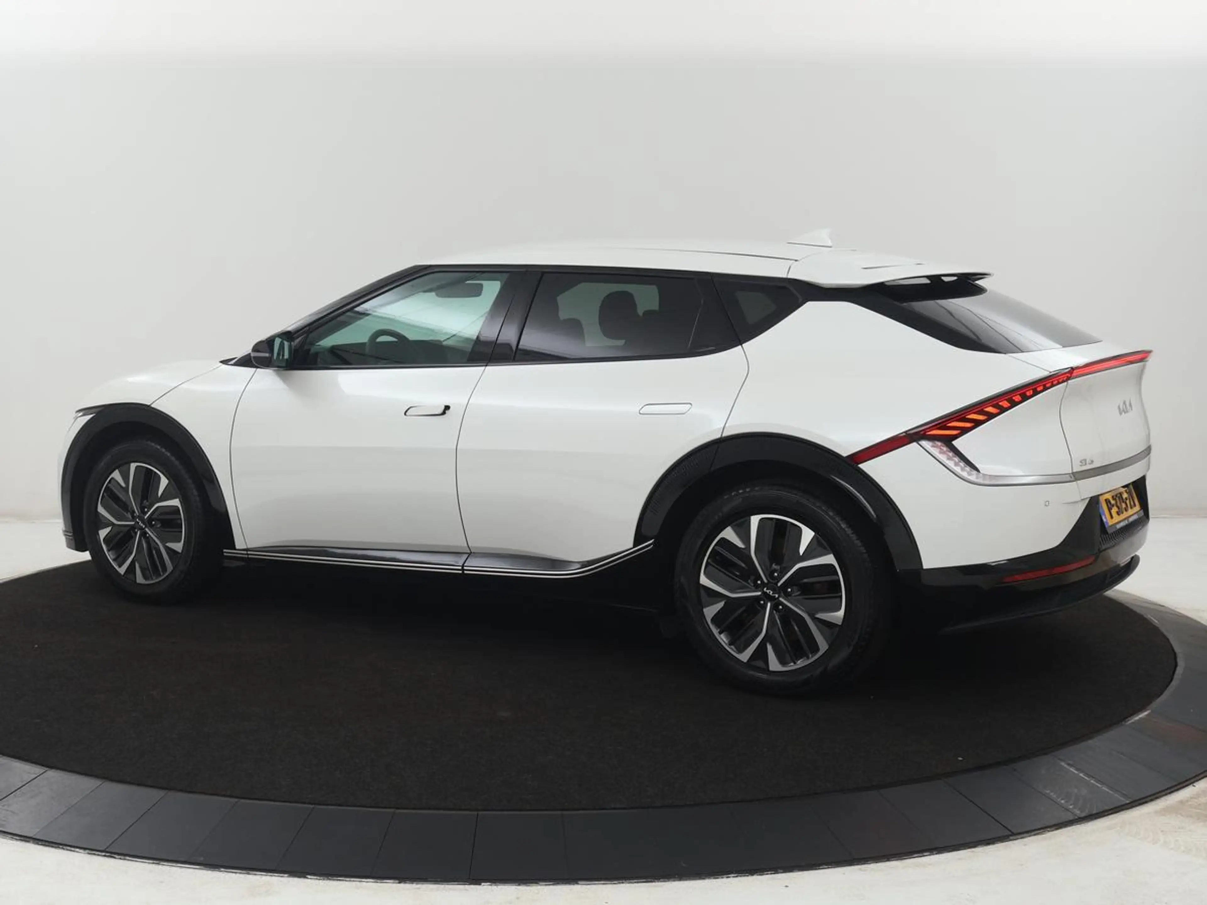Kia EV6 Plus 77.4 kWh | SOH 93,2 | Camera | Stoelverwarmin — photo 2