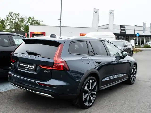 Volvo V60 Cross Country view 5