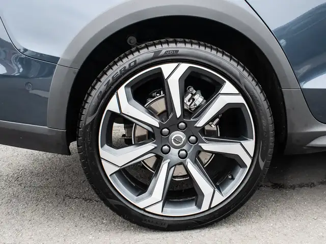 Volvo V60 Cross Country view 7