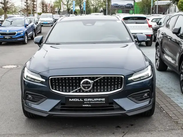 Volvo V60 Cross Country view 3