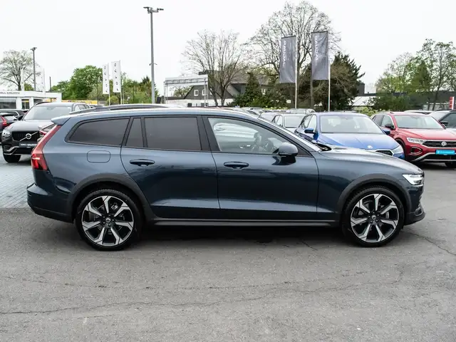Volvo V60 Cross Country view 4