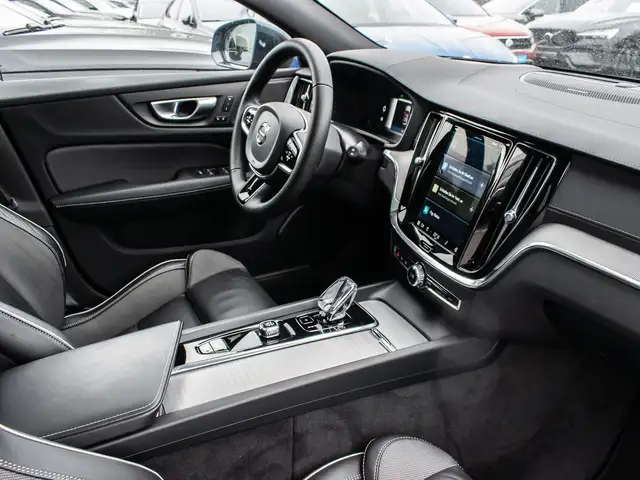 Volvo V60 Cross Country view 8