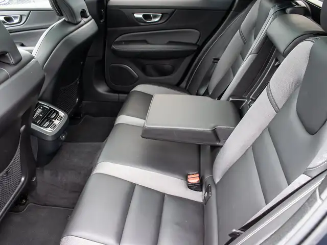 Volvo V60 Cross Country view 22