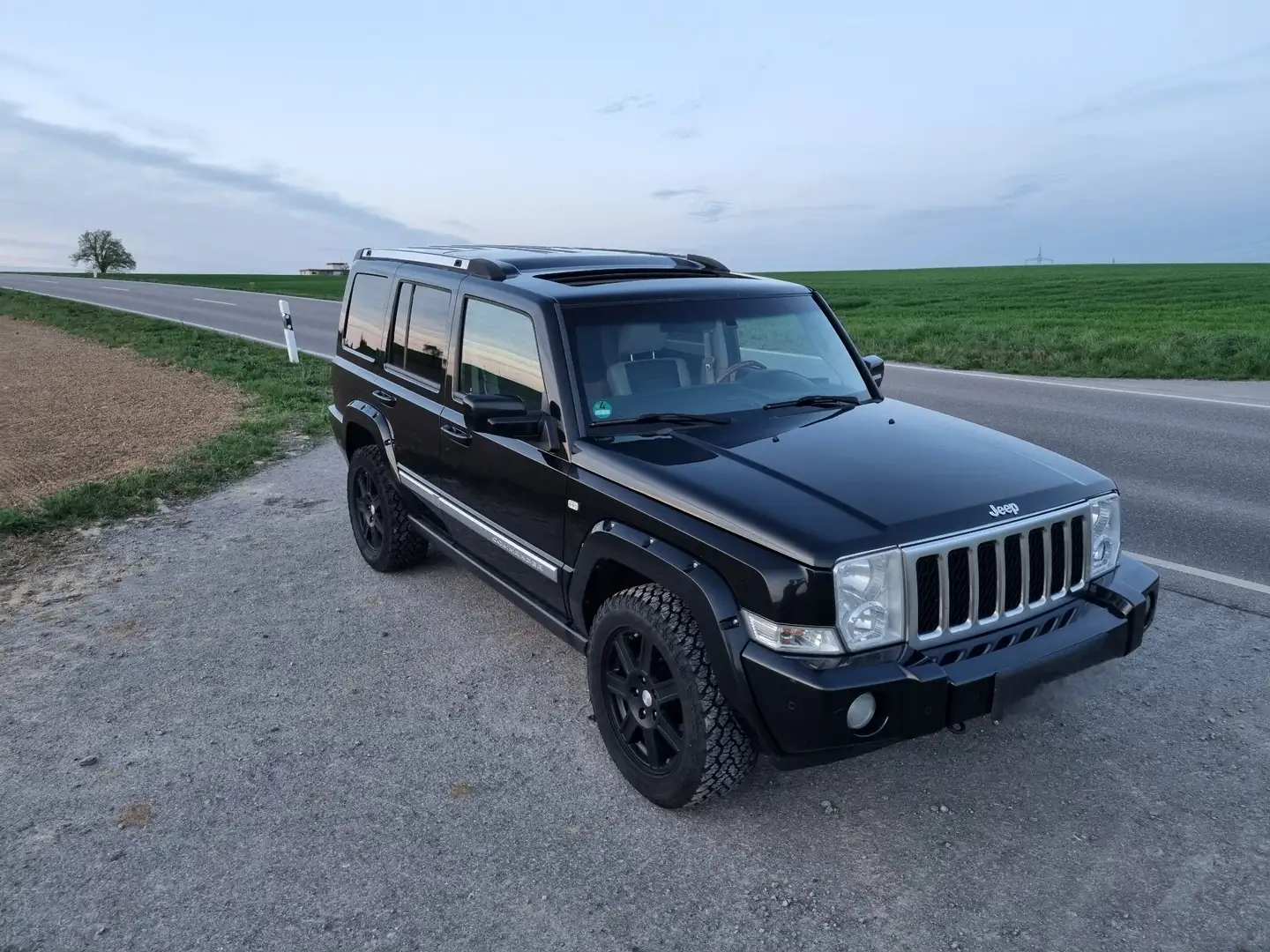 Jeep Commander 5.7 V8 HEMI Automatik Overland Чорний - 1