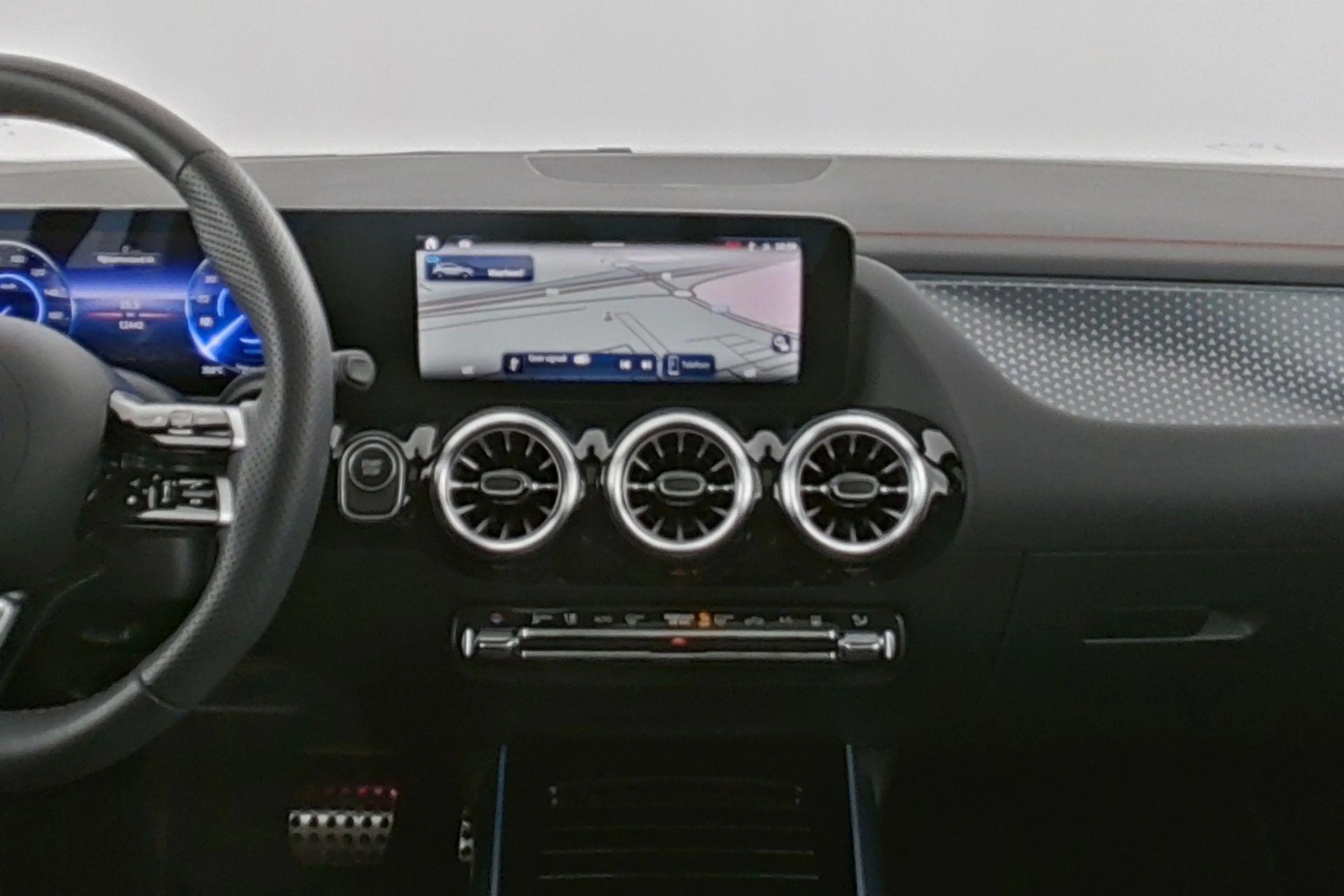 Mercedes-Benz EQA 250 250+ AMG Line — photo 15