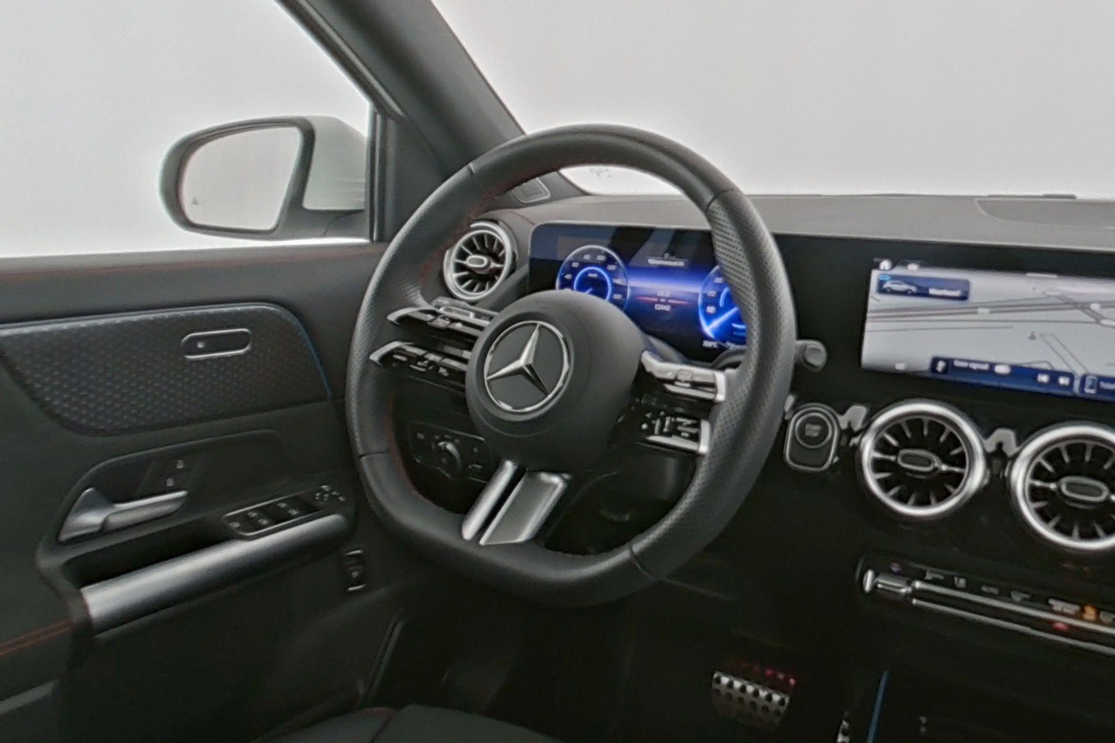 Mercedes-Benz EQA 250 250+ AMG Line — photo 13