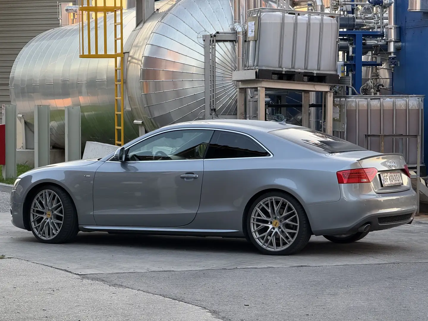 Audi A5 Coupé 3,0 TDI V6 quattro DPF Aut. Grau - 2