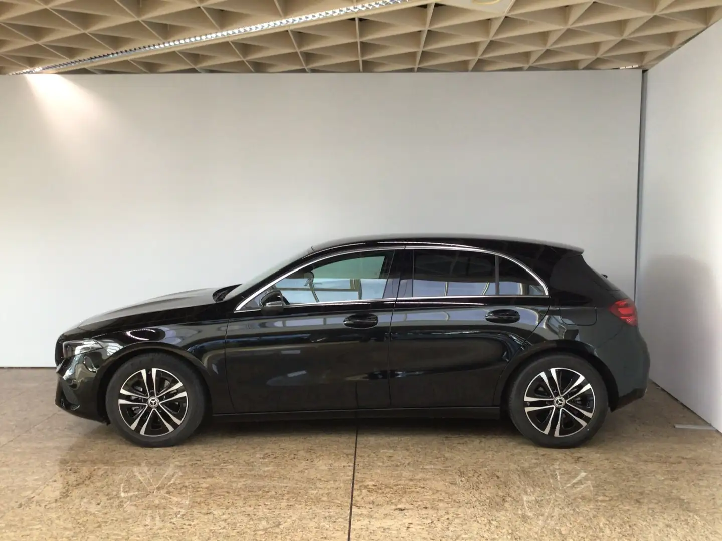 Mercedes-Benz A 180 A 180 Progressive Advanced/MBUX/V-Distr/Totw Navi Schwarz - 2