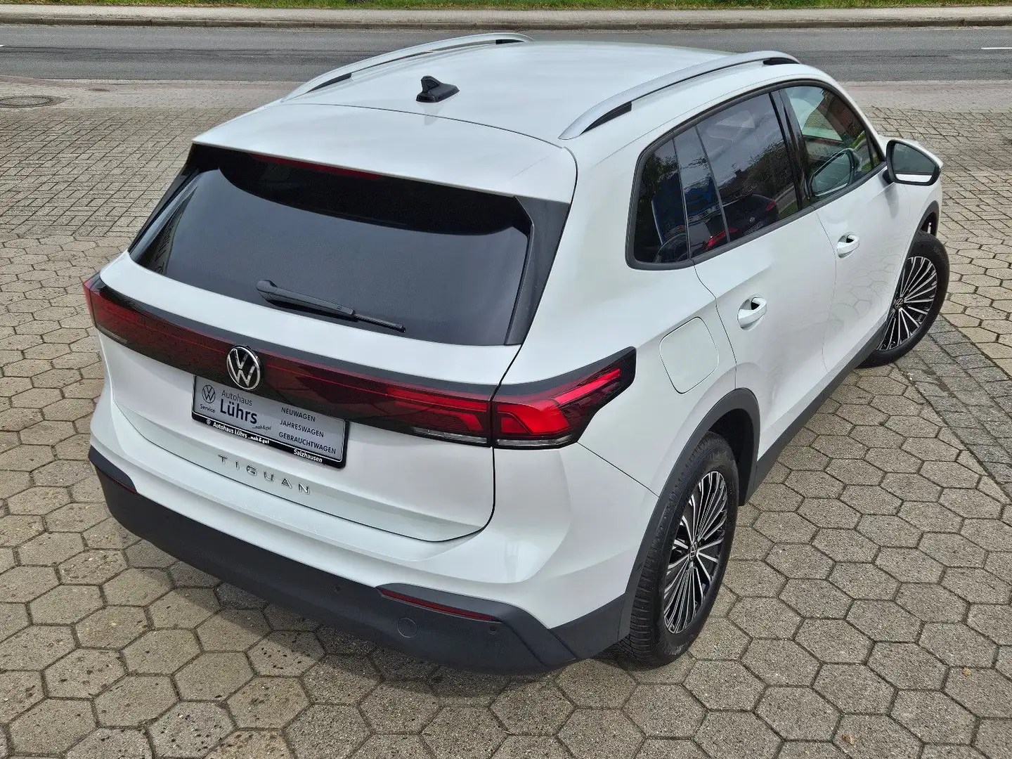 Volkswagen Tiguan Life 2.0 TDI 110 kW DSG Garantie AHK LED Weiß - 2
