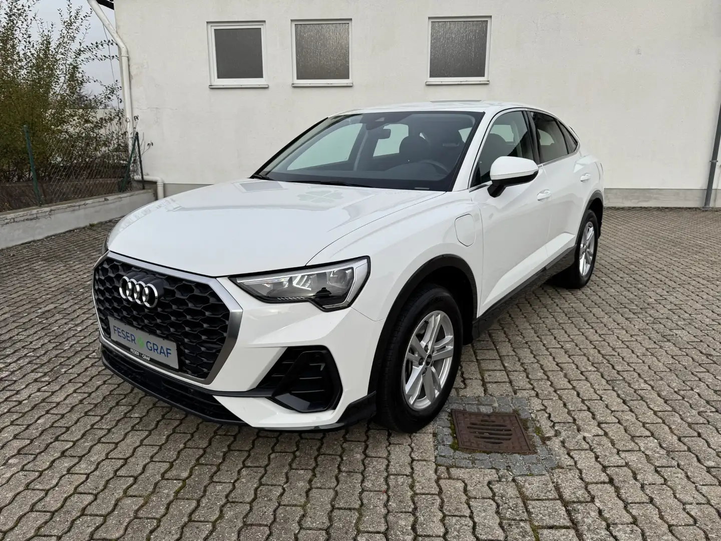 Audi Q3 Spb. 45 TFSIe S-tr. NAVI PDC SHZ Weiß - 2