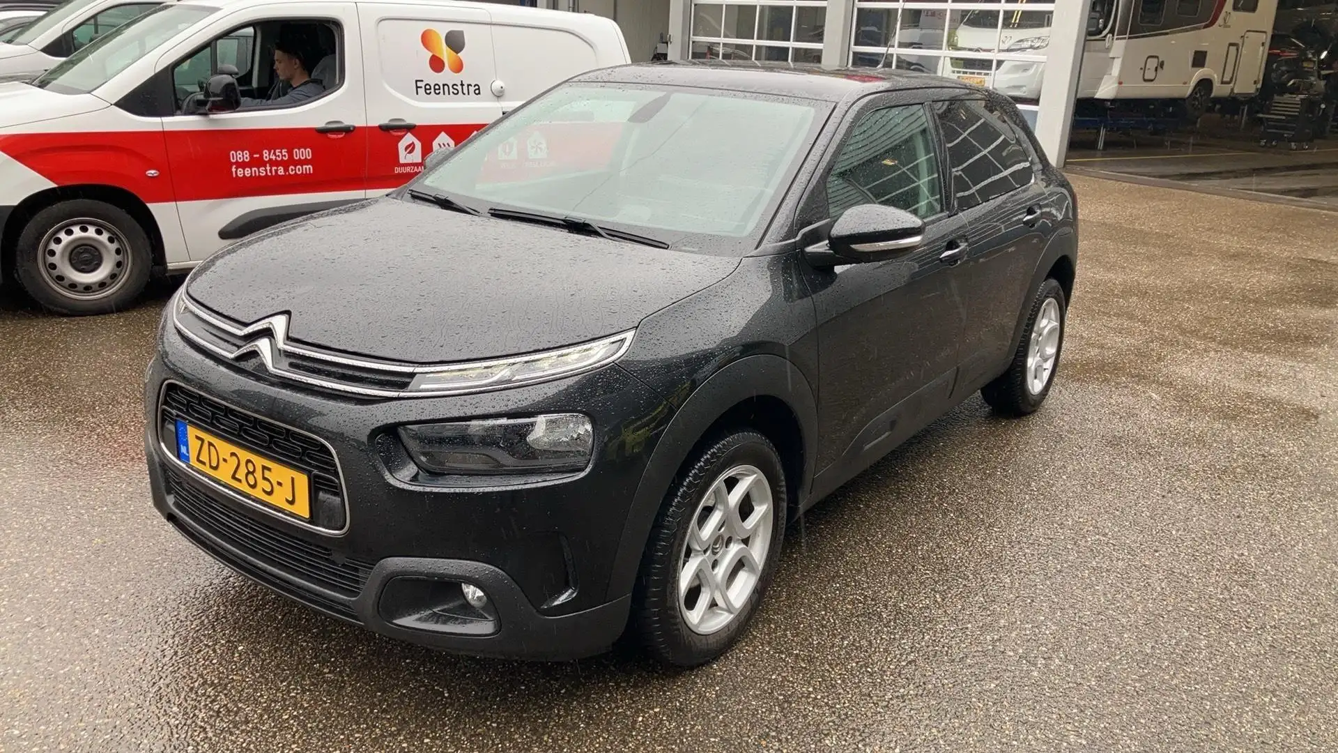 Citroen C4 Cactus 1.2 PureTech Feel Zwart - 1