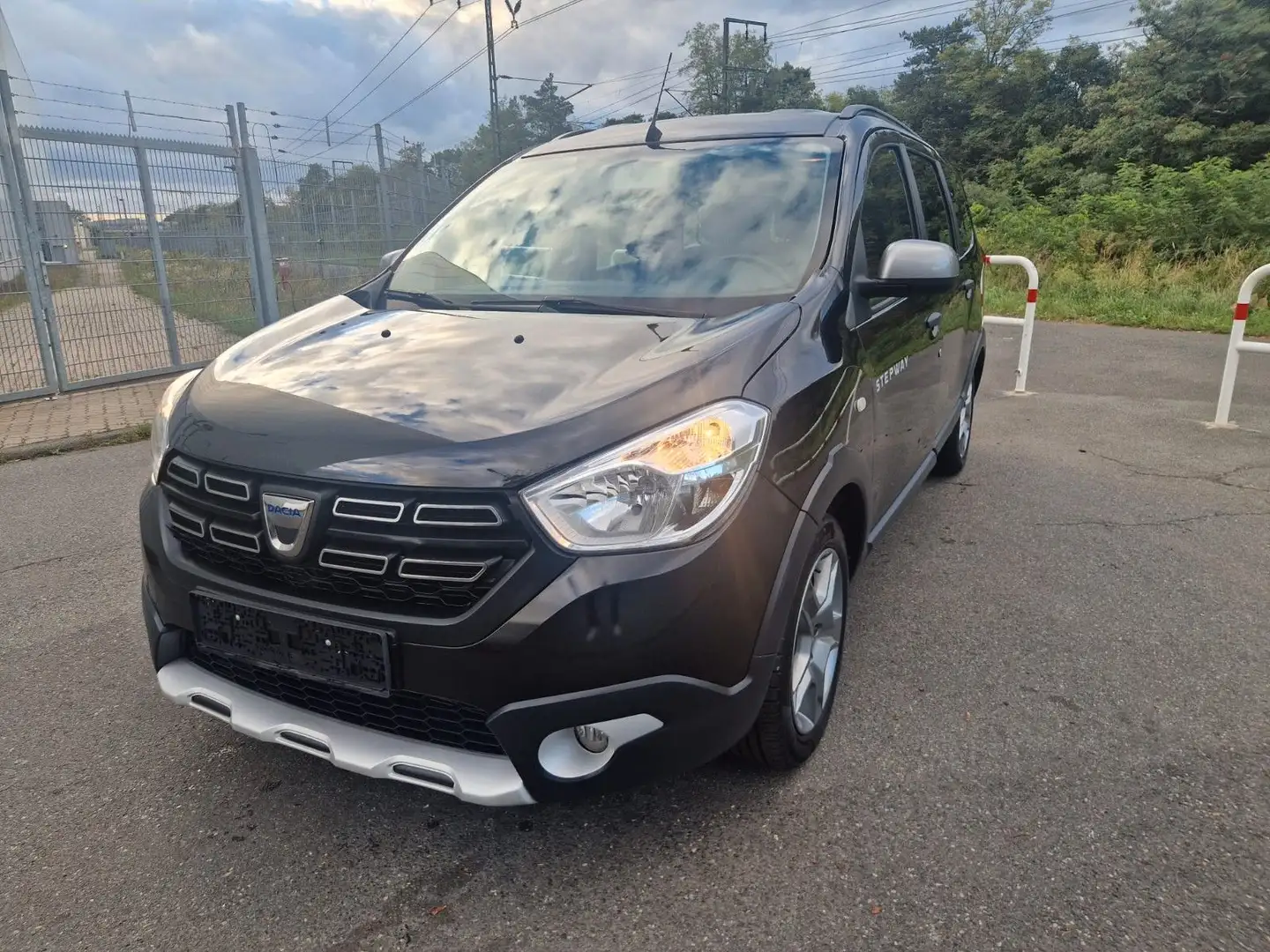 Dacia Lodgy Stepway Plus 7-Sitzer Schwarz - 1