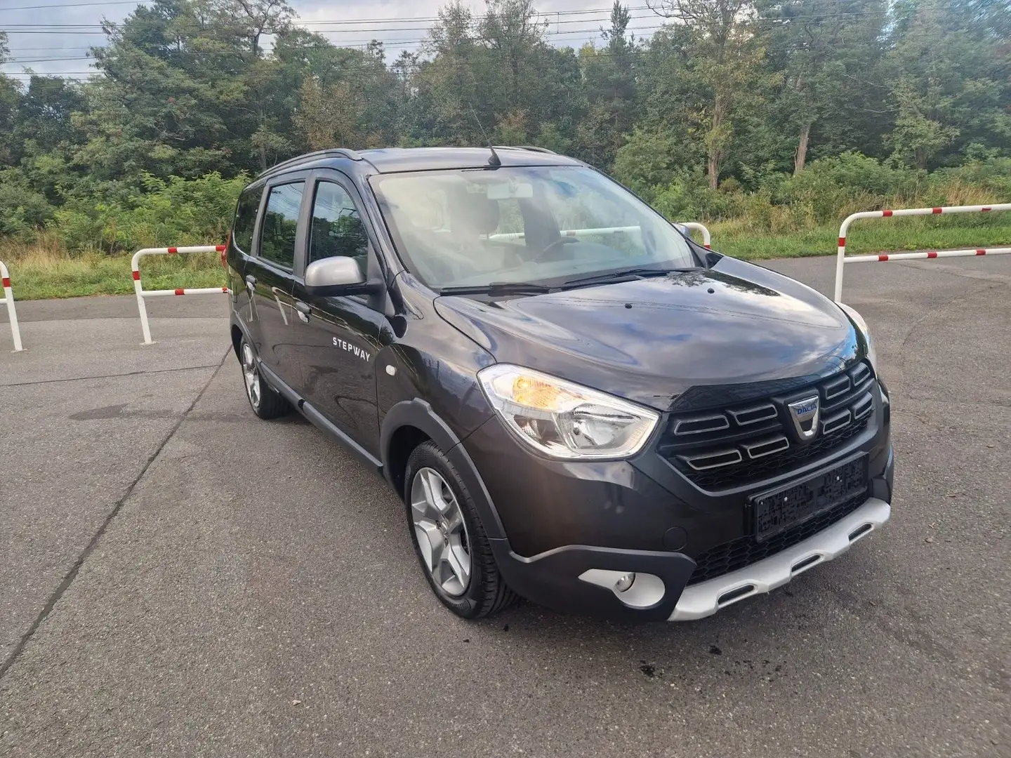 Dacia Lodgy Stepway Plus 7-Sitzer Schwarz - 2