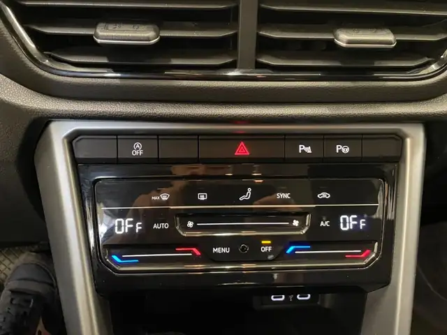 Volkswagen T-Roc view 11