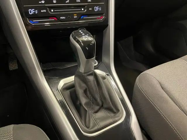Volkswagen T-Roc view 9
