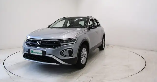 Volkswagen T-Roc view 3