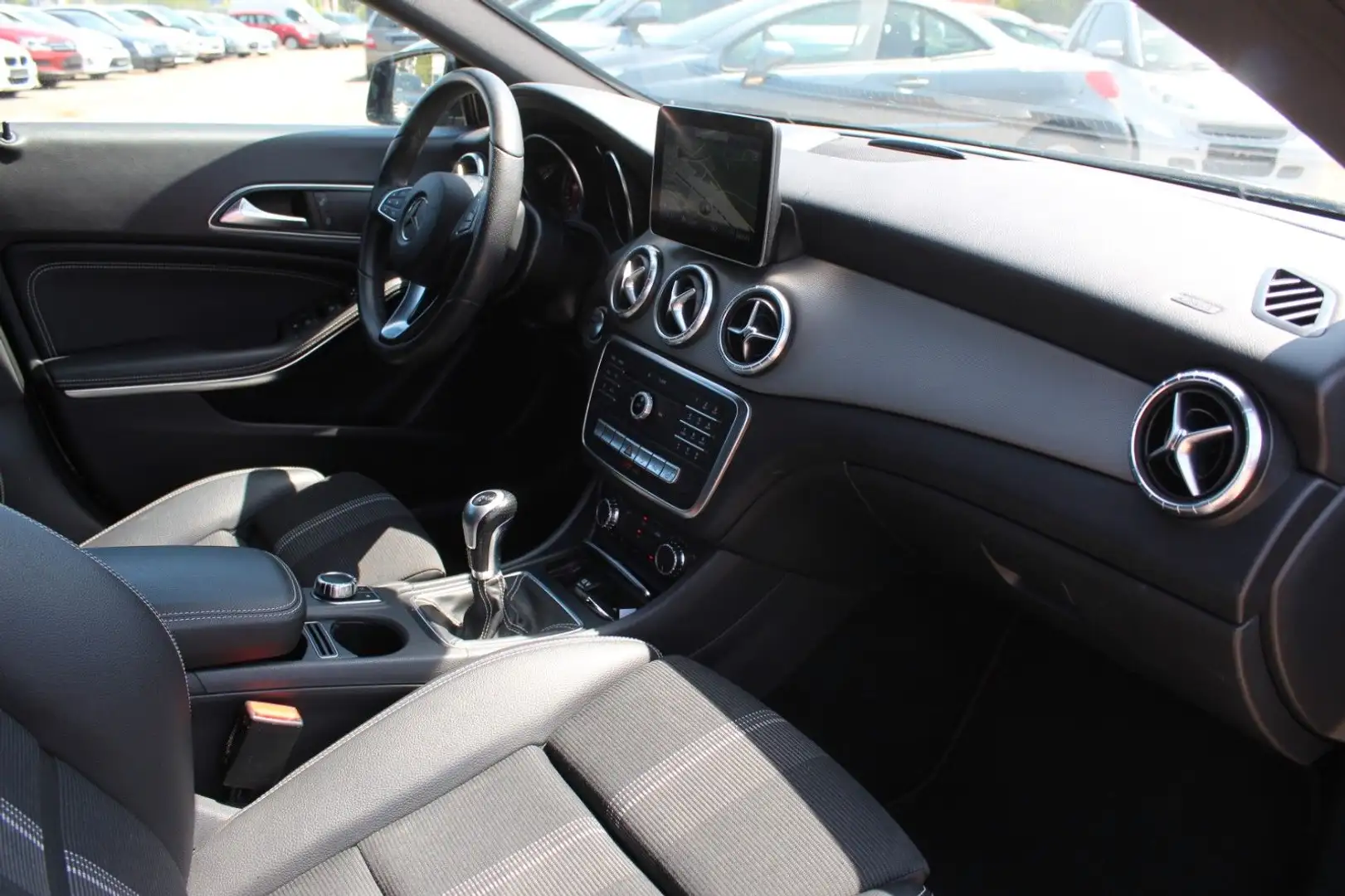 Mercedes-Benz CLA 200 Shooting Brake*LED*8Fach*MATRIX*BUSINES Schwarz - 2