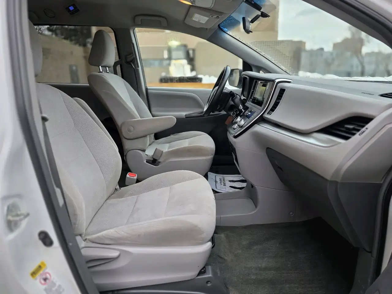 Toyota Sienna снимка Toyota Sienna