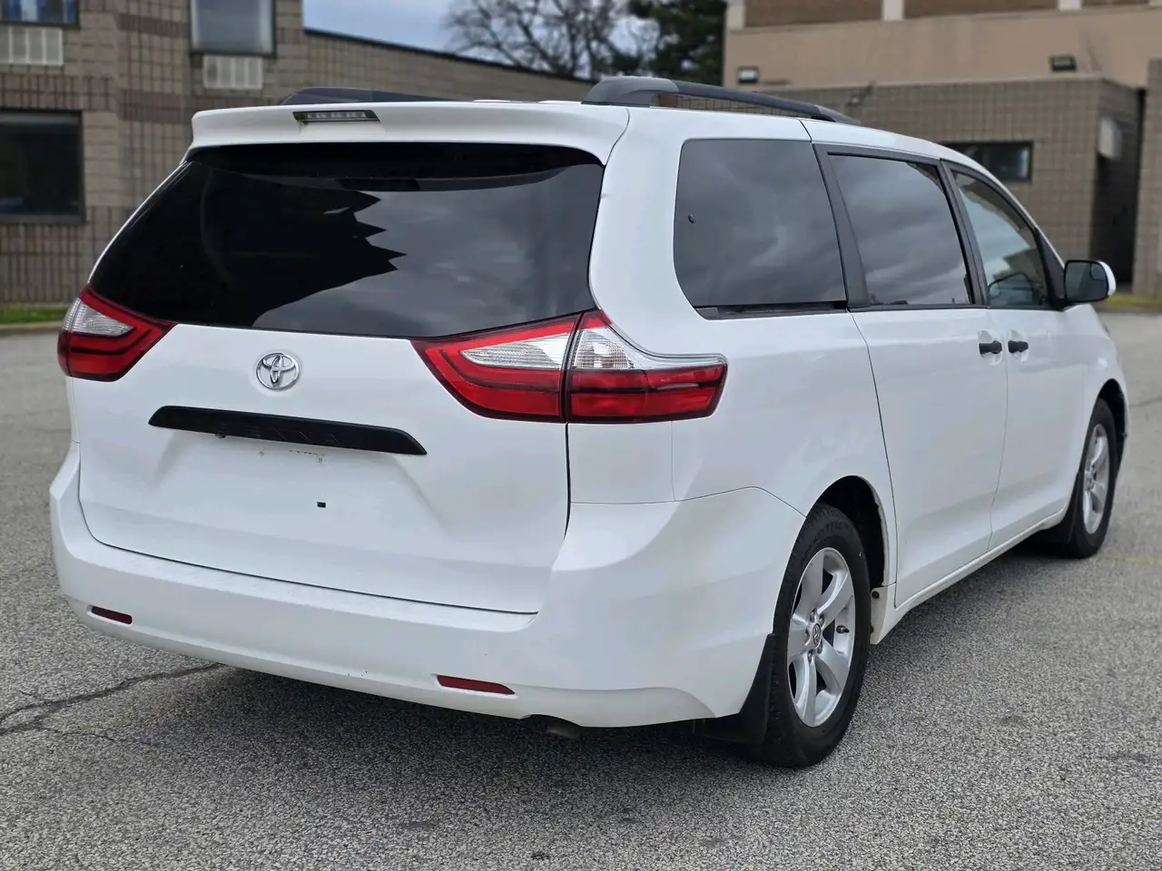 Toyota Sienna снимка Toyota Sienna
