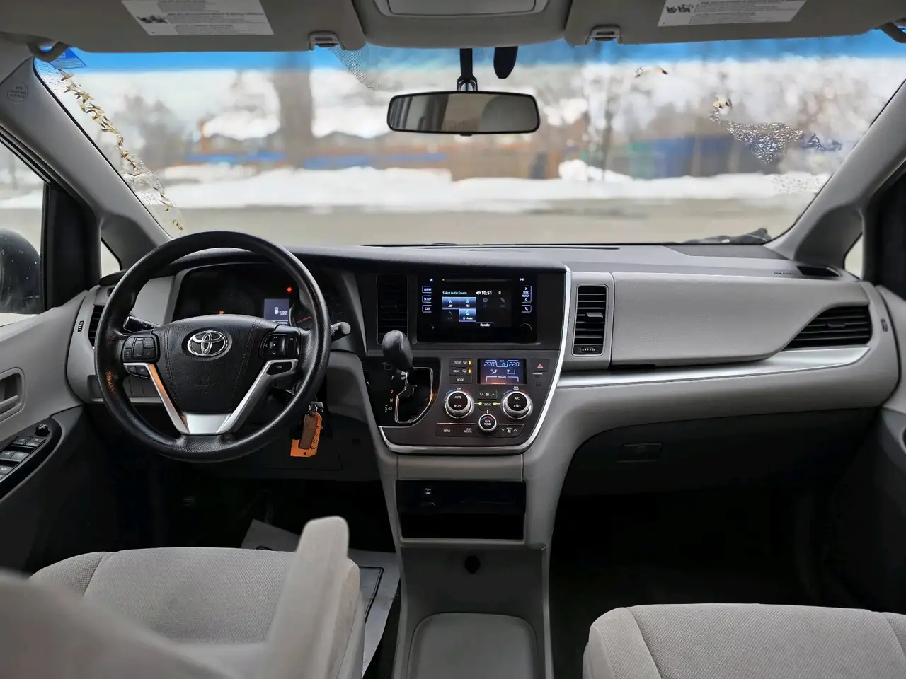 Toyota Sienna снимка Toyota Sienna