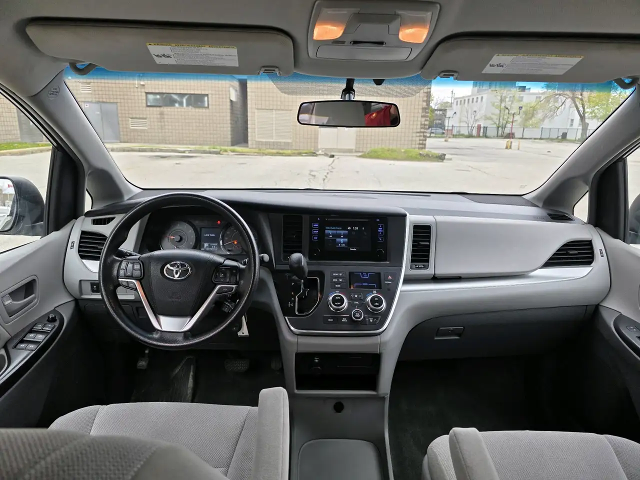 Toyota Sienna снимка Toyota Sienna