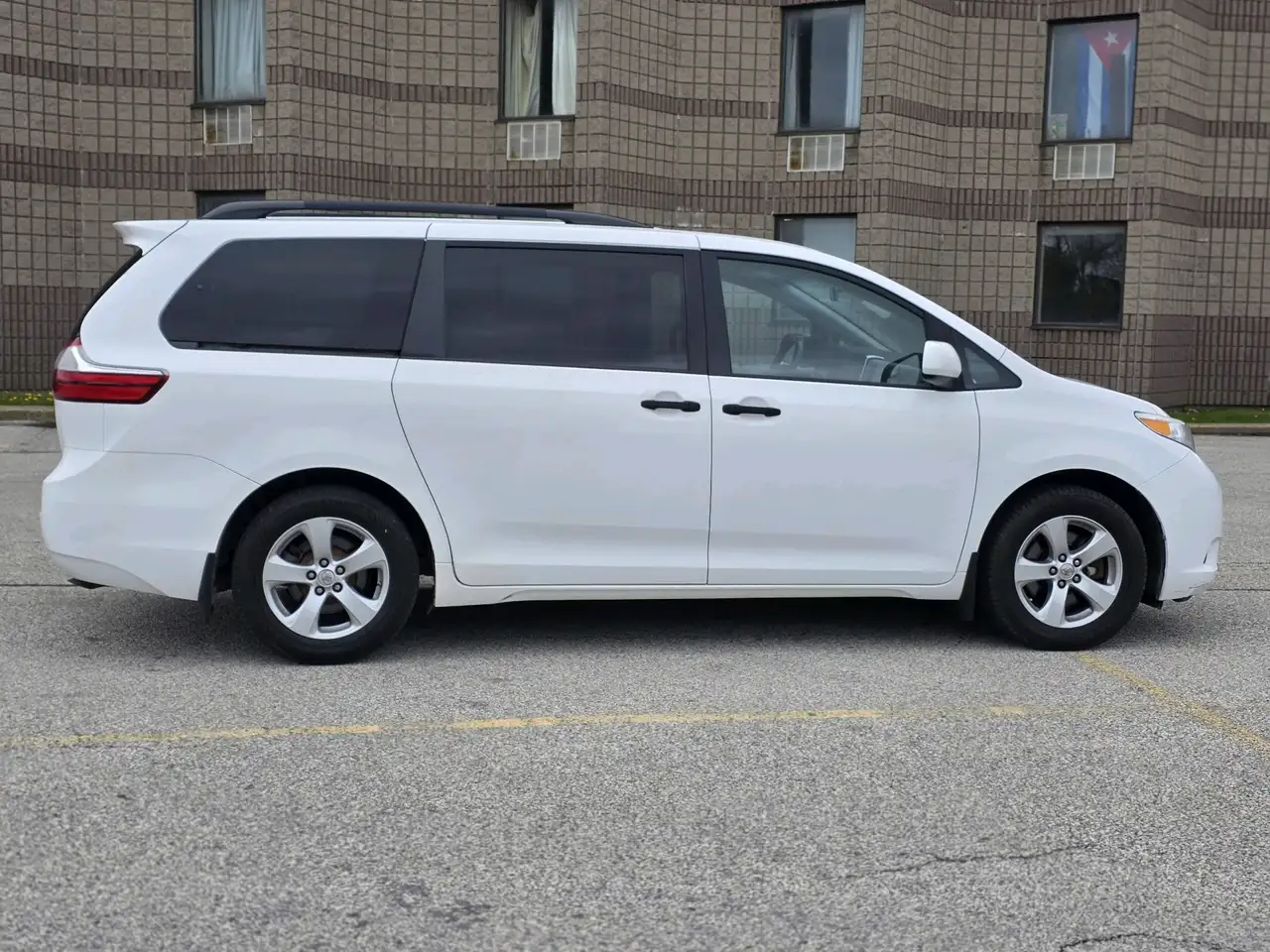 Toyota Sienna снимка Toyota Sienna