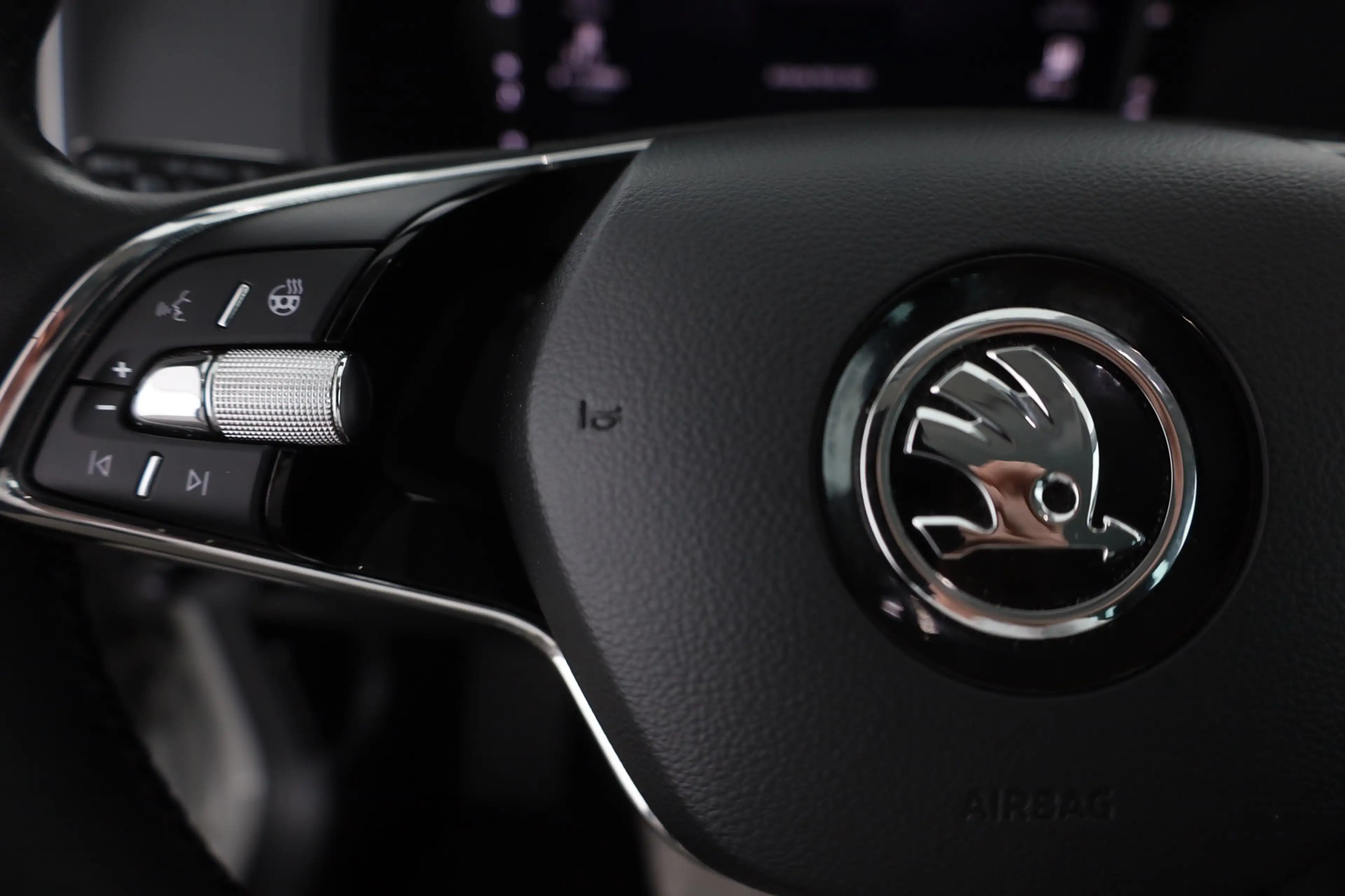 Skoda Karoq 1.0 TSI Tour LED Kamera 4x Sitzheizung DAB — photo 15