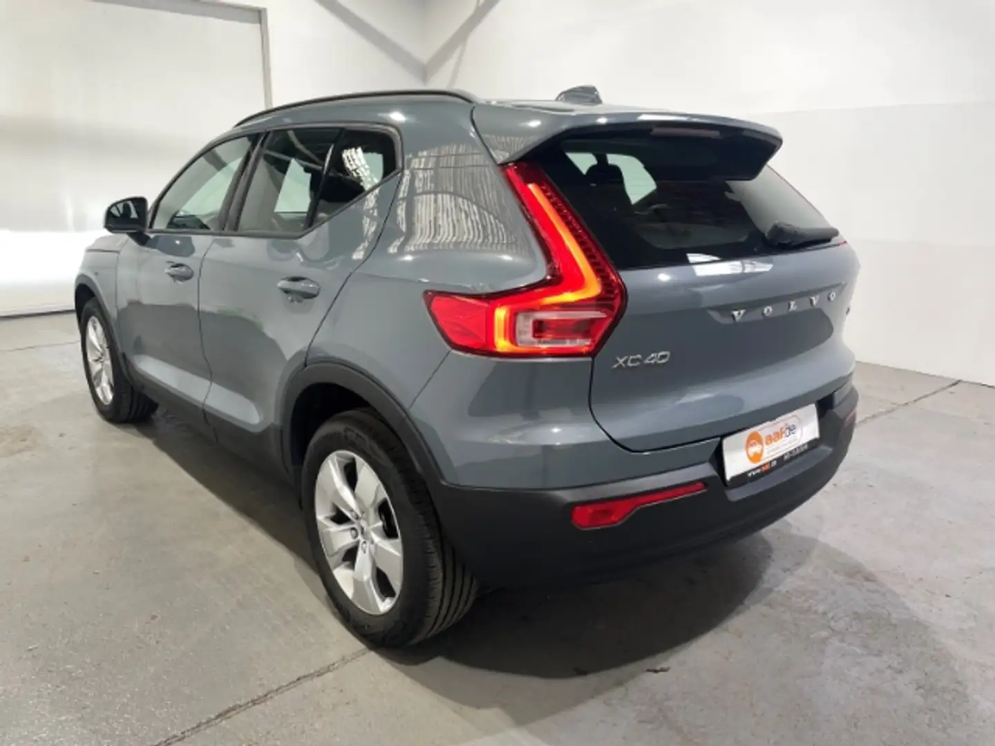 Volvo XC40 T3 Momentum Core Automatik EU6d Klima Navi LED Grau - 2