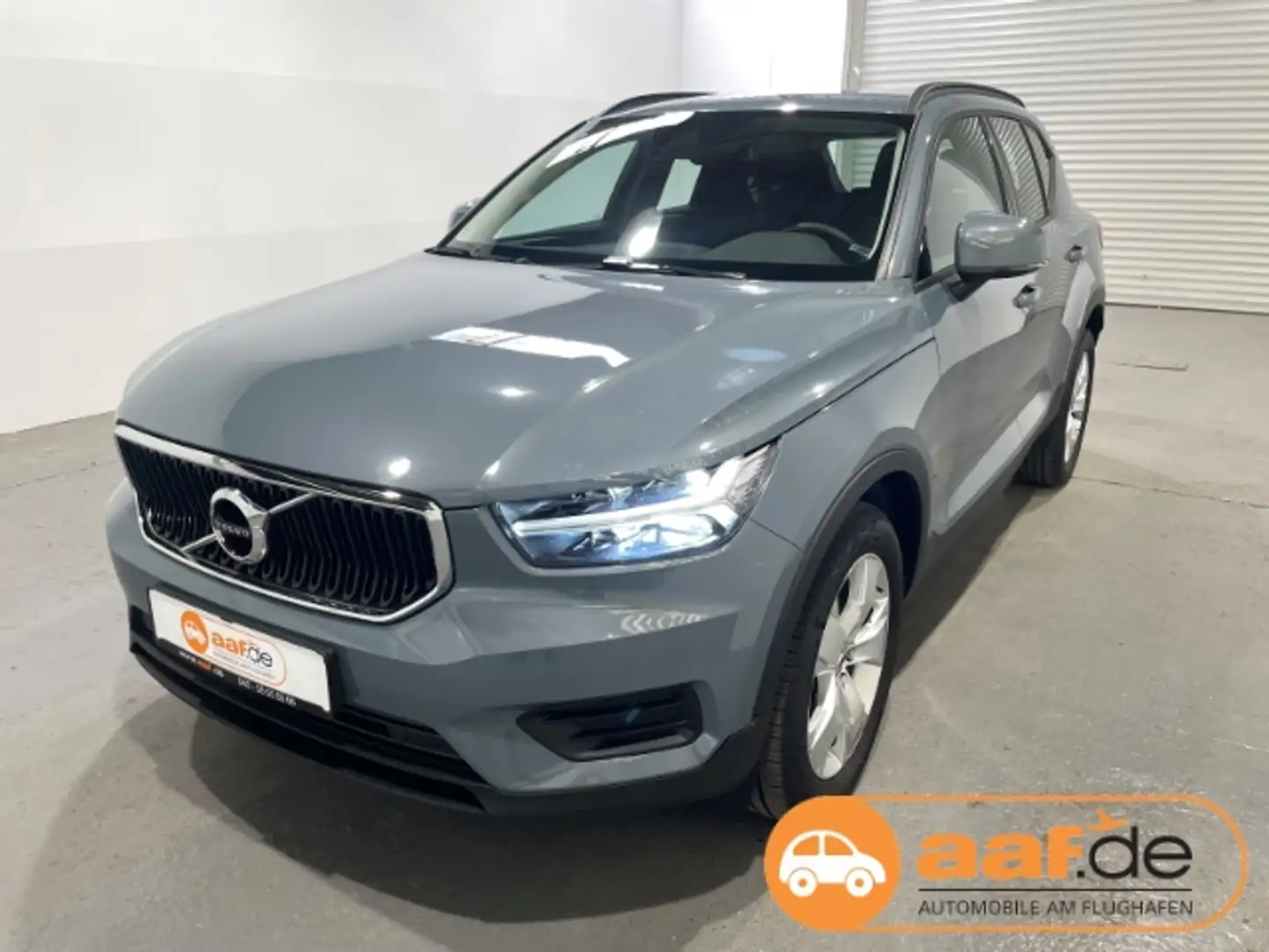 Volvo XC40 T3 Momentum Core Automatik EU6d Klima Navi LED Grau - 1