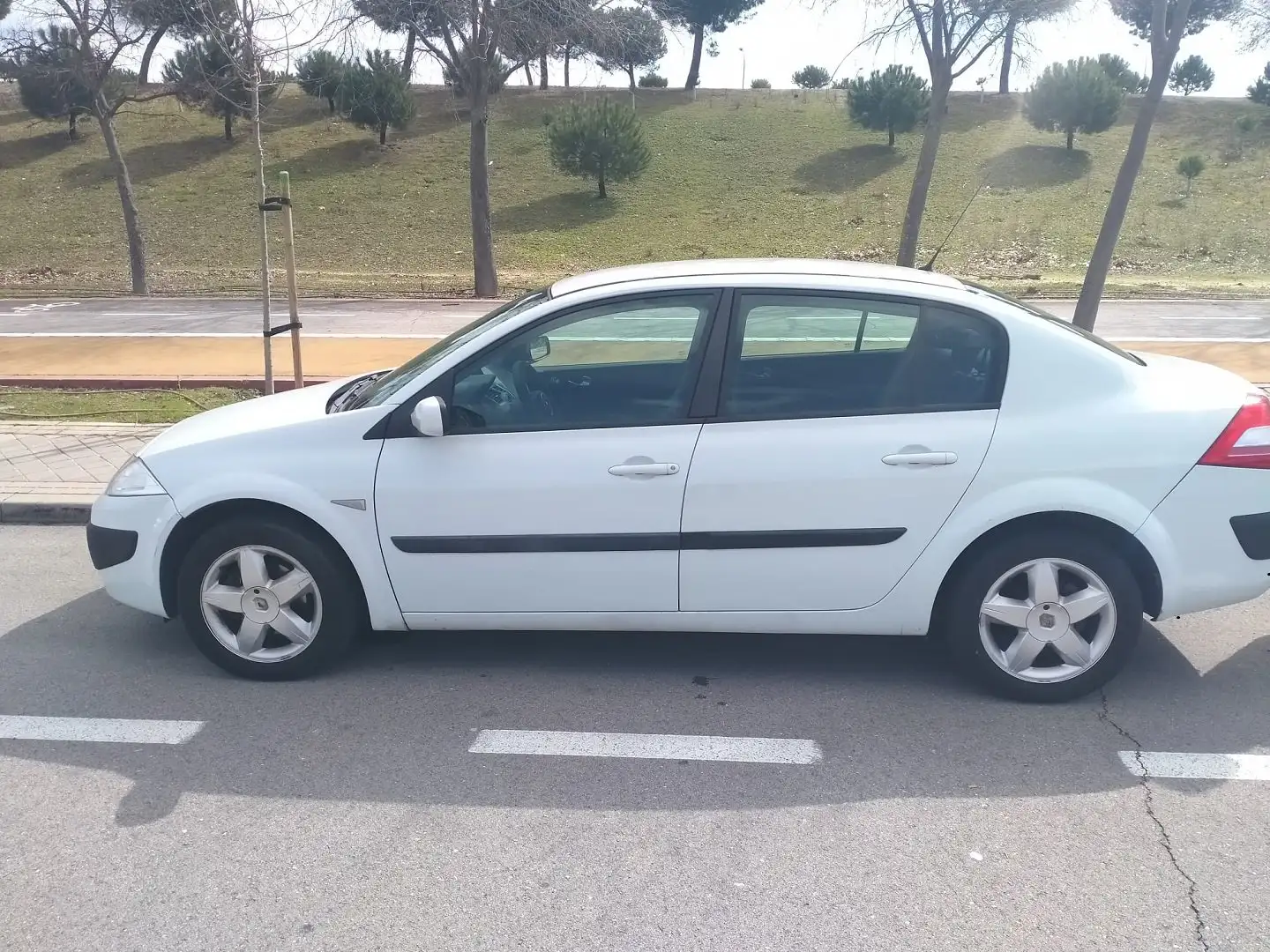 Renault Megane Mégane Sedán 1.5dCi Emotion 85 - 4 puertas Bílá - 1