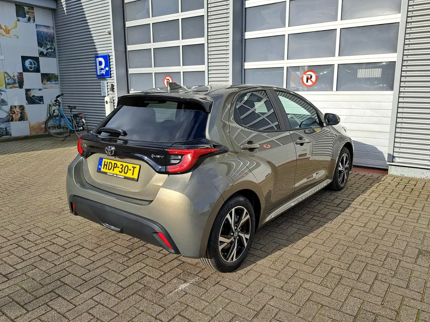 Toyota Yaris 1.5 Hybrid 115 First Edition APPLE/ANDROID LM-VELG Groen - 2