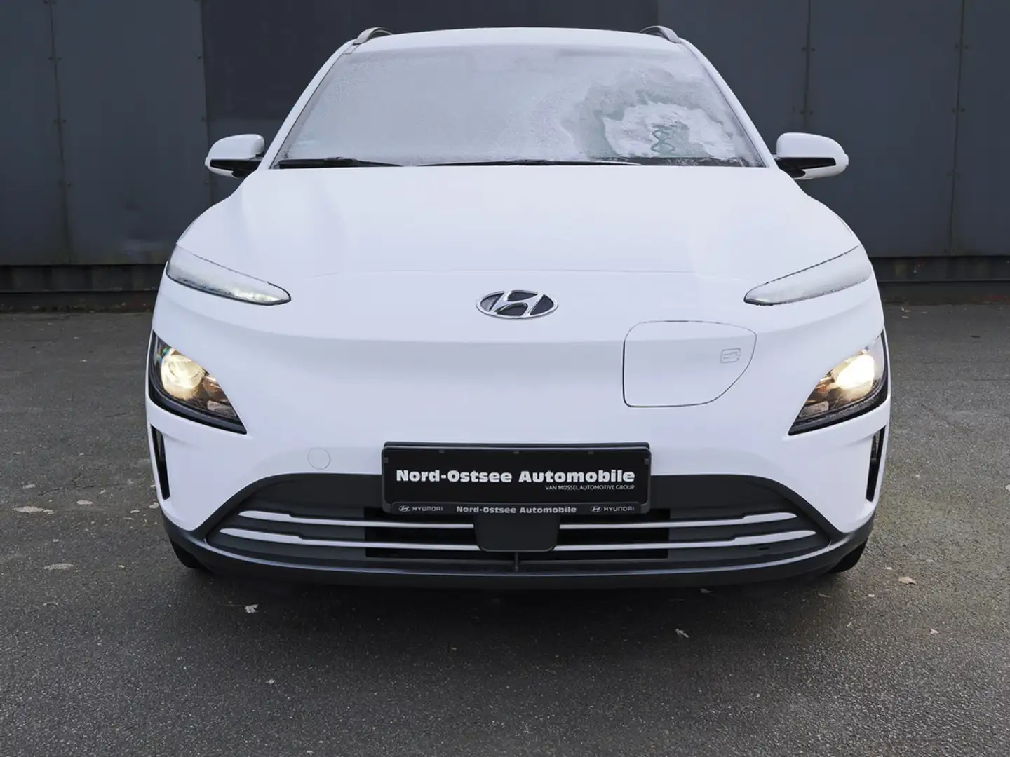 Hyundai KONA SELECT ELEKTRO 2WD KAMERA PDC ACC SHZ KLIMA Weiß - 2