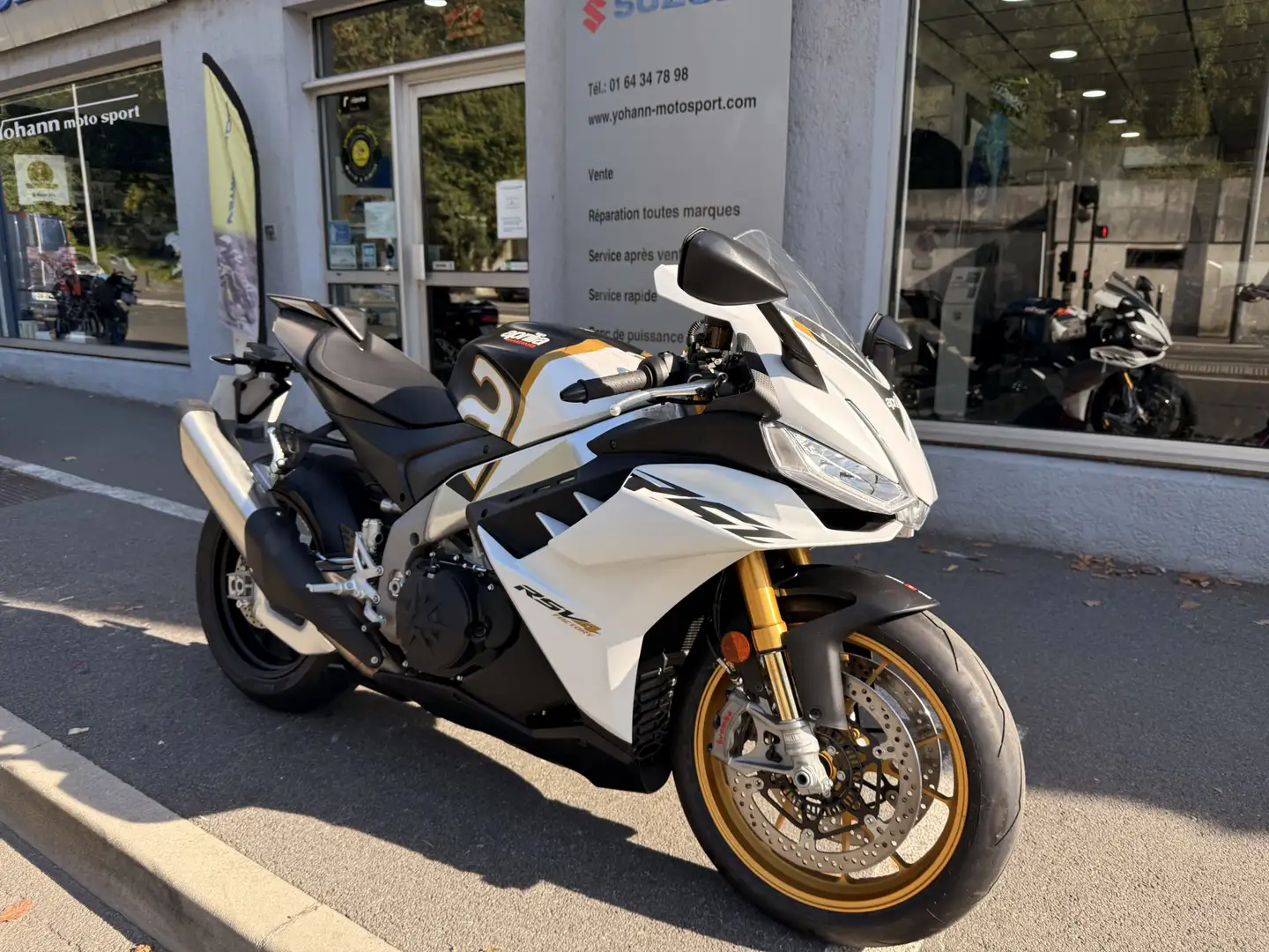 Aprilia RSV4 Wit - 2