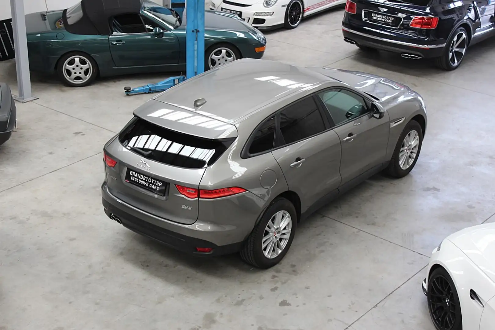 Jaguar F-Pace 20d AWD Pure Aut. Grau - 2