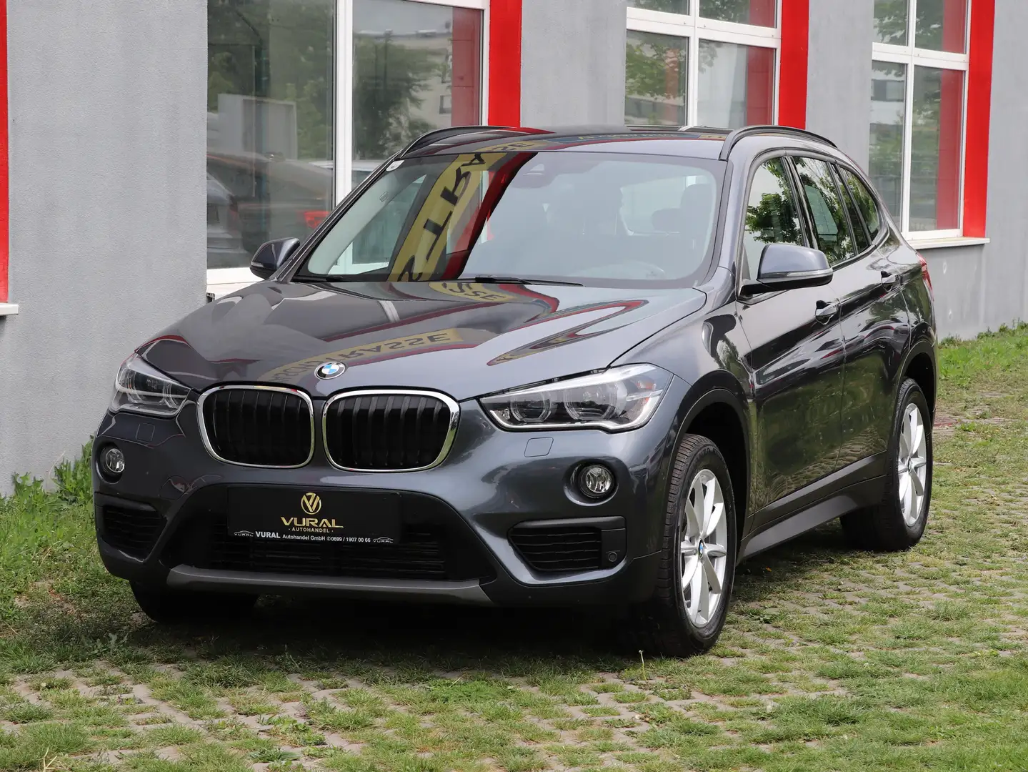 BMW X1 xDrive 18 d Advantage Grau - 1