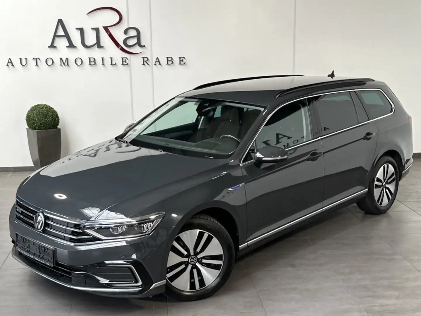 Volkswagen Passat Variant 1.4 TSI DSG R-Line NAV+LED+AHK+PP Grau - 1