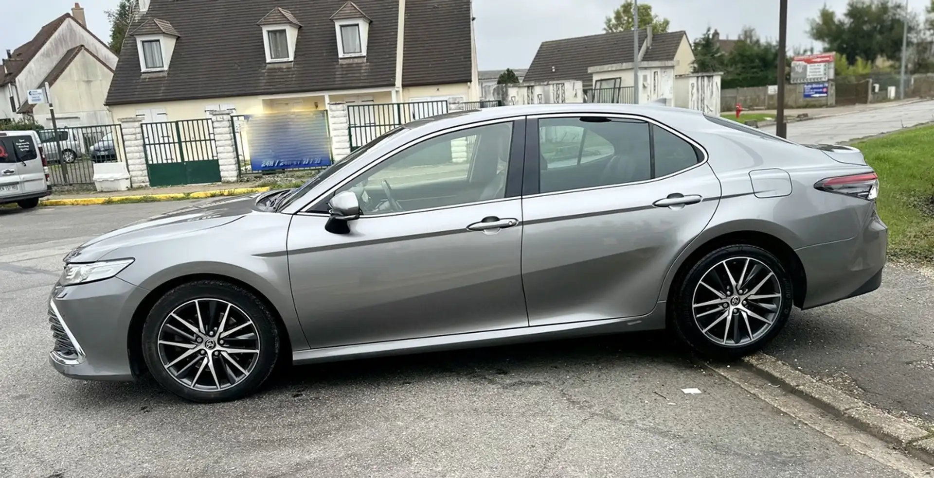 Toyota Camry 2.5 HYBRID 218CV 2WD DESIGN 20000HT ENTRETIEN COMPLET ET A JOUR TBEG Gris - 2