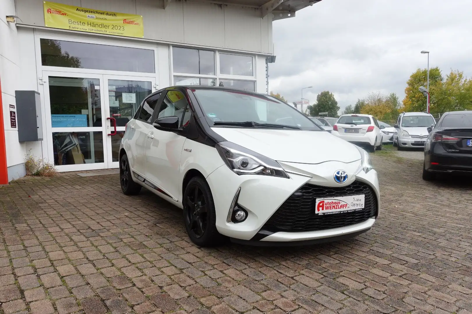 Toyota Yaris 1,5l Hybrid Style Selection 5 J Garantie Weiß - 2