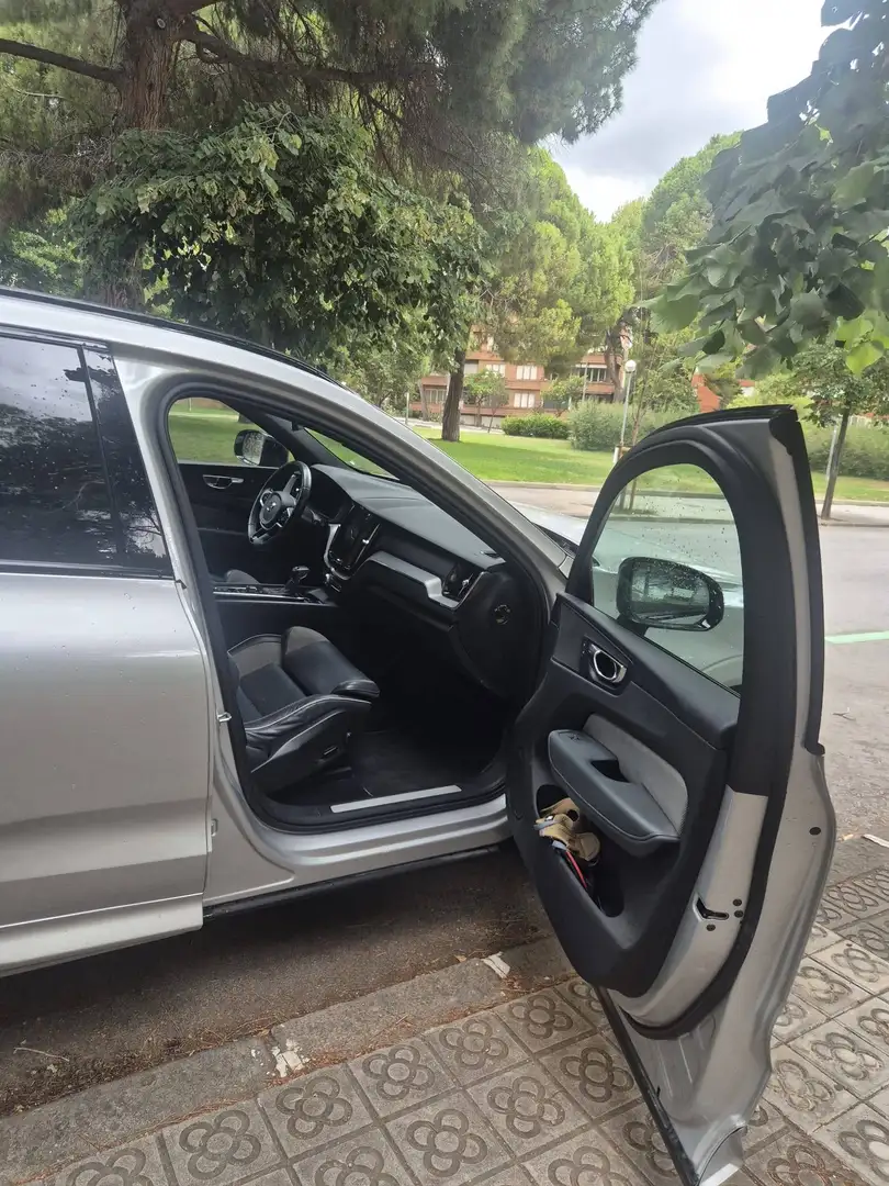 Volvo XC60 XC60 D4 R-Design Premium Edition Aut. R-Design Premium Edition Plateado - 2