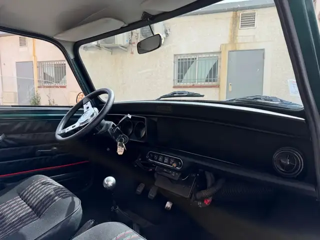 Mini Hatch view 11