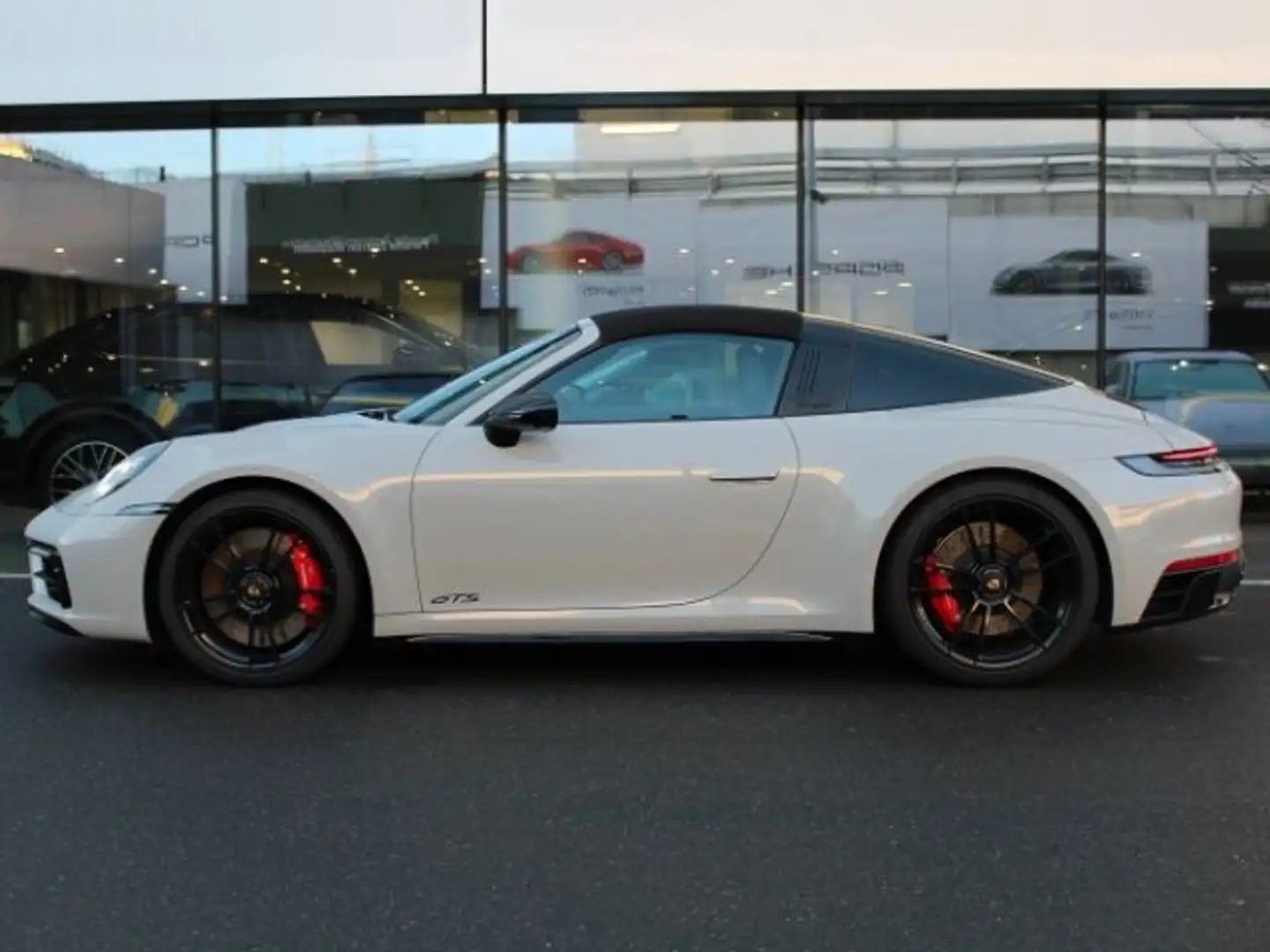 Porsche 992 (911) Targa 4 GTS Weiß - 2