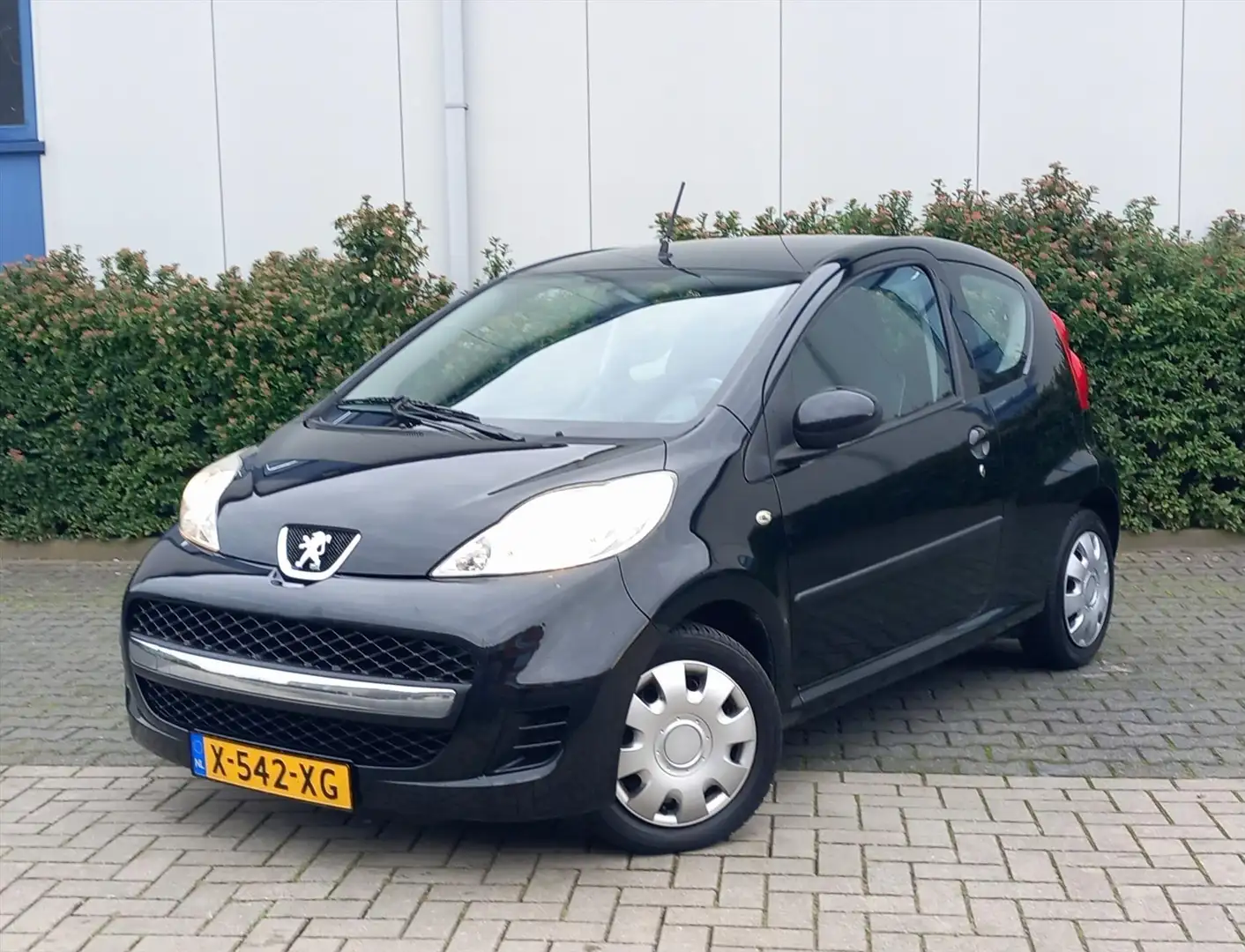 Peugeot 107 1.0 12V 68PK 3D XR Airco/Toerenteller Schwarz - 1