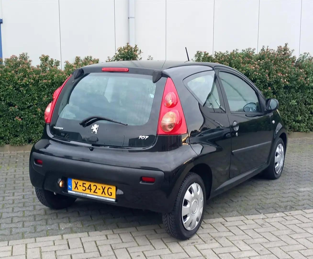 Peugeot 107 1.0 12V 68PK 3D XR Airco/Toerenteller Schwarz - 2