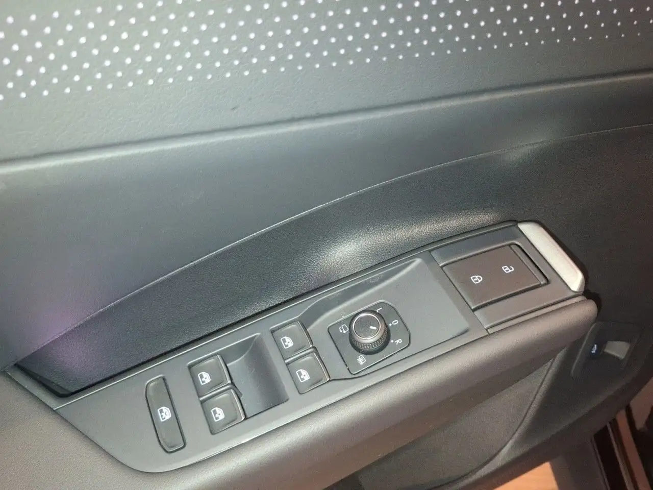 Volkswagen T-Roc R-Line 1.5 eTSI Black Style IQ.LIGHT Navi 15
