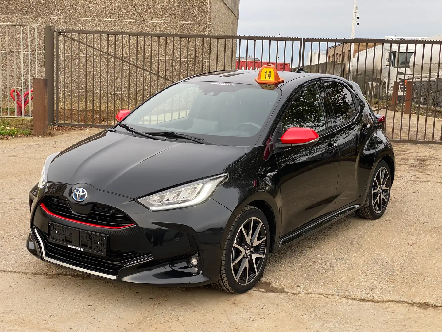 Toyota Yaris 1.5 Hybrid e-CVT Style Zwart - 1