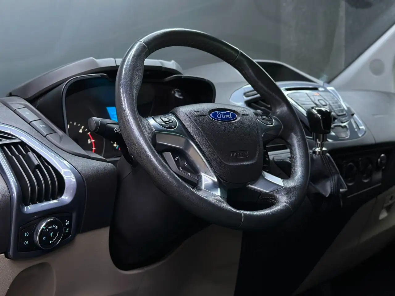 FORD TOURNEO CUSTOM 155CH - L2 - 9 PLACES - BVM - CAMÉRA DE RECUL - ATTELAGE FIXE