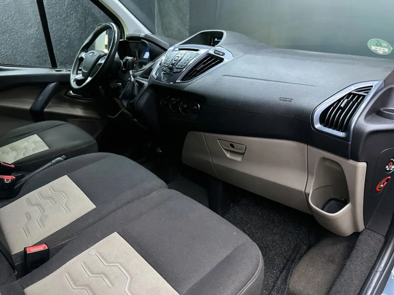 FORD TOURNEO CUSTOM 155CH - L2 - 9 PLACES - BVM - CAMÉRA DE RECUL - ATTELAGE FIXE